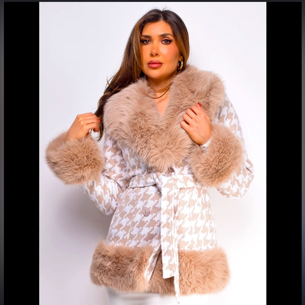 Houston Fur Coat in Beige

NWT size medium
